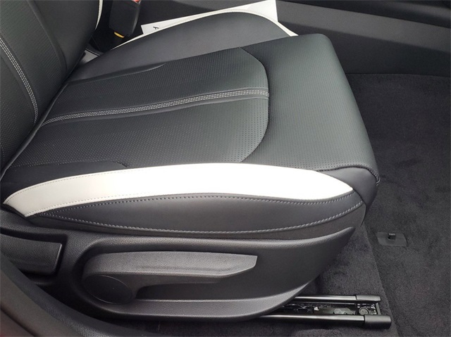 Vehicle image 27 of 28