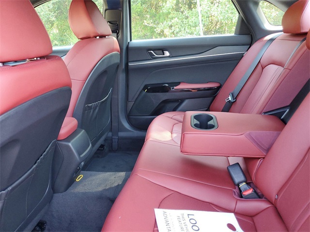 Vehicle image 25 of 33