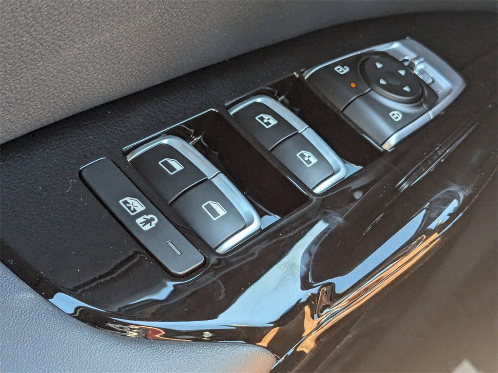 Vehicle image 18 of 25