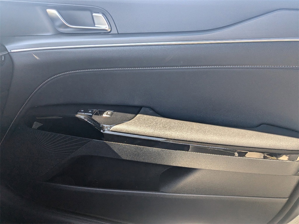 Vehicle image 13 of 25
