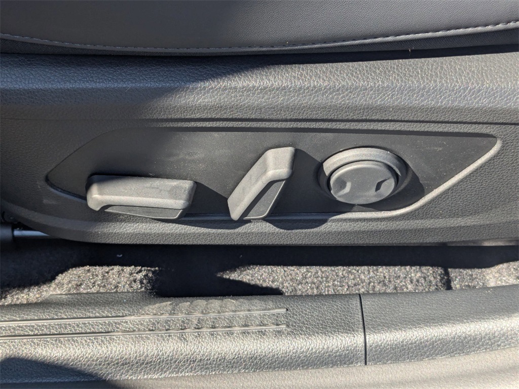 Vehicle image 10 of 25