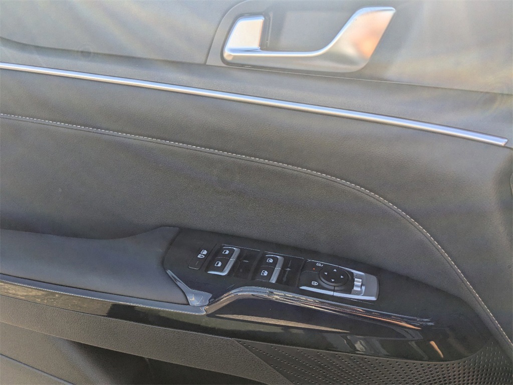 Vehicle image 17 of 25