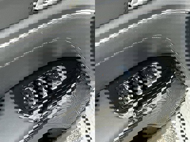 Vehicle image 13 of 26