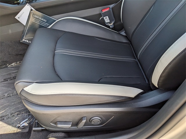Vehicle image 21 of 23