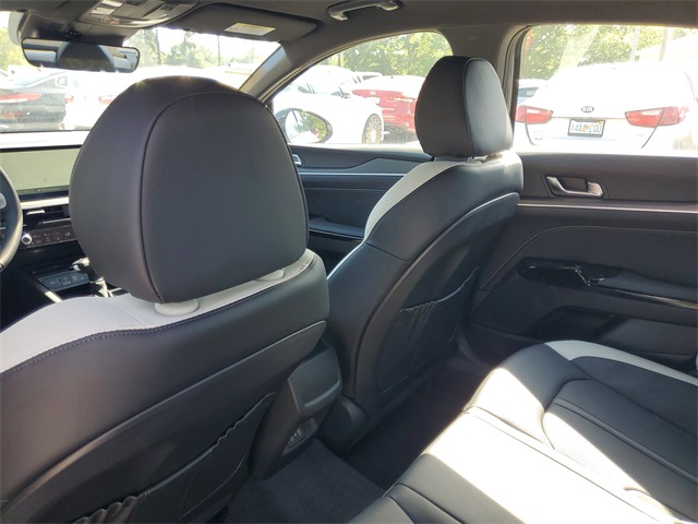 Vehicle image 24 of 32