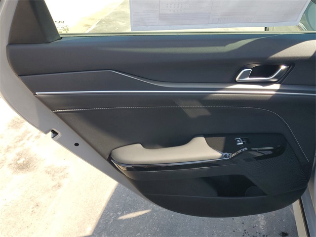 Vehicle image 26 of 32