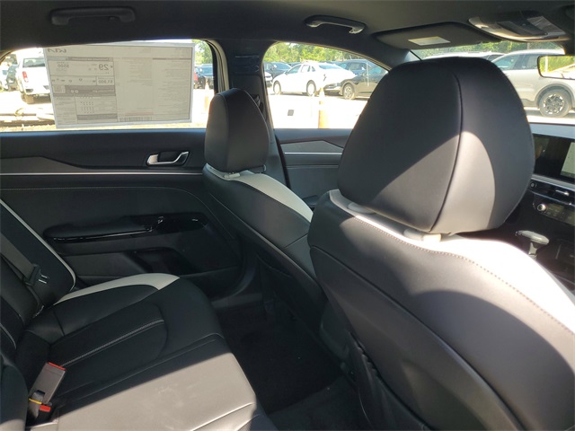Vehicle image 27 of 32