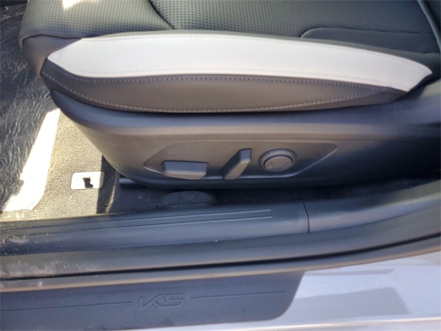 Vehicle image 8 of 32