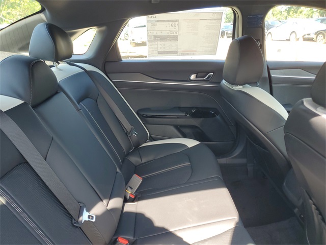 Vehicle image 28 of 32