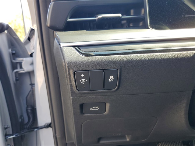Vehicle image 9 of 32