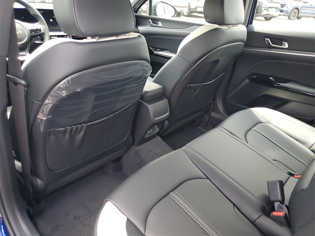 Vehicle image 21 of 29