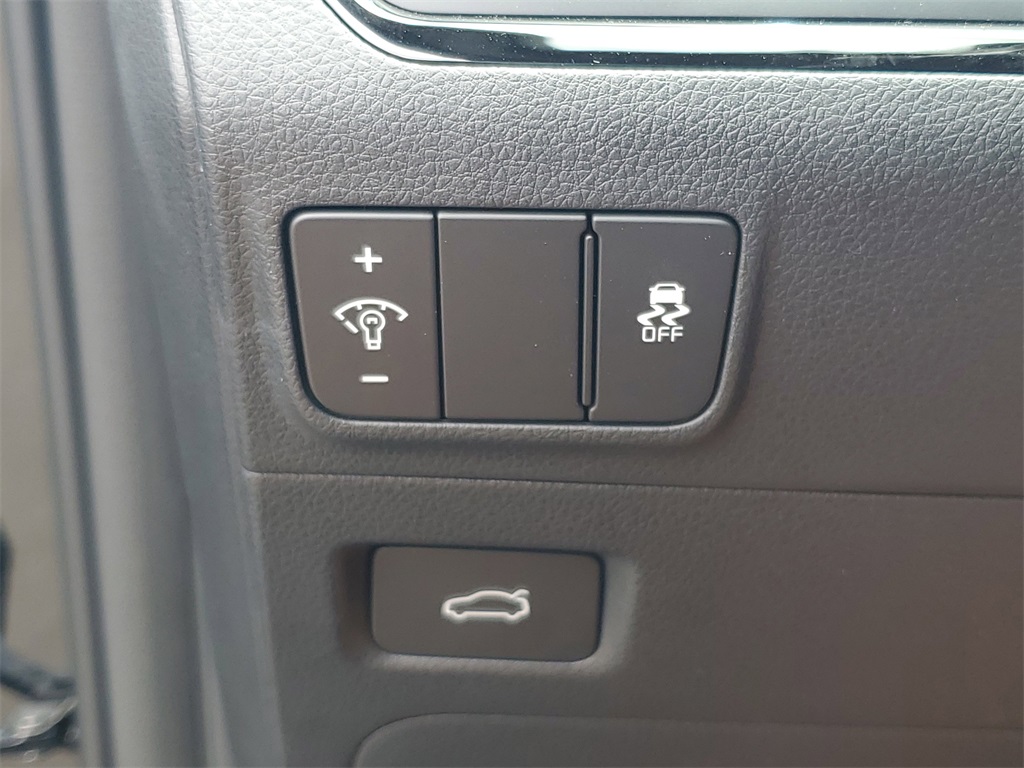 Vehicle image 23 of 30