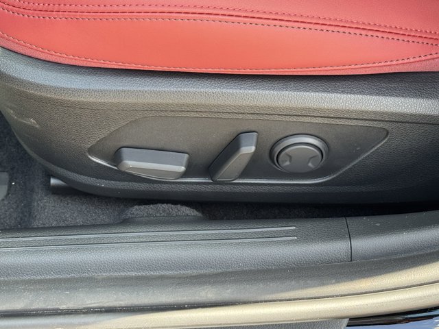 Vehicle image 27 of 33