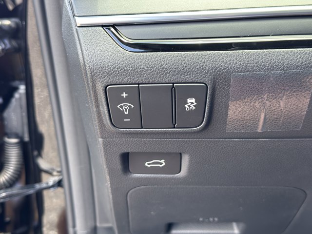 Vehicle image 21 of 33