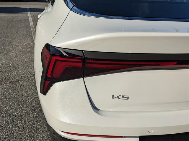 Vehicle image 24 of 28