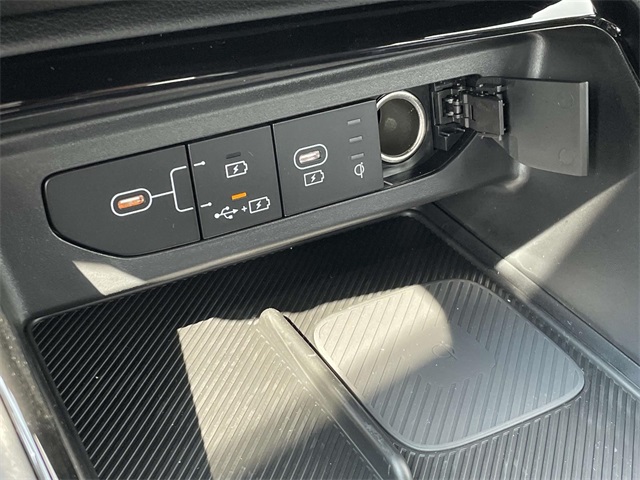 Vehicle image 33 of 37
