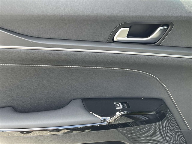 Vehicle image 21 of 37