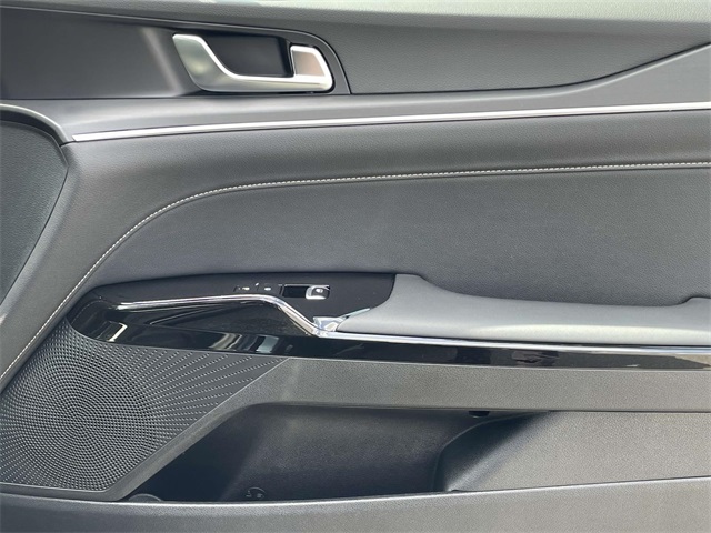 Vehicle image 23 of 37