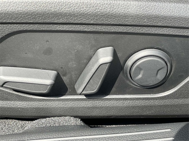Vehicle image 24 of 37