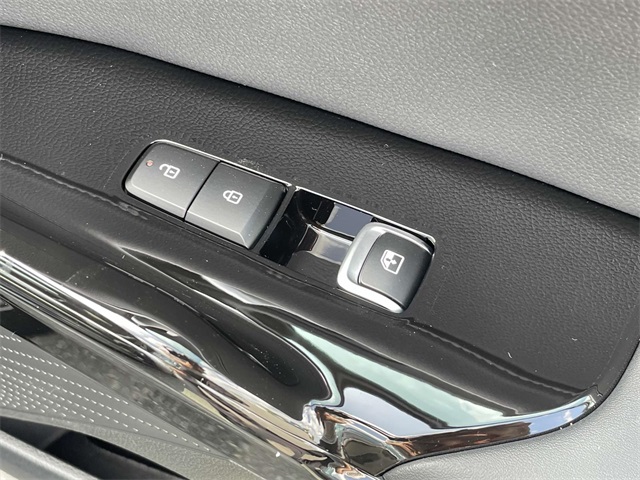 Vehicle image 27 of 37