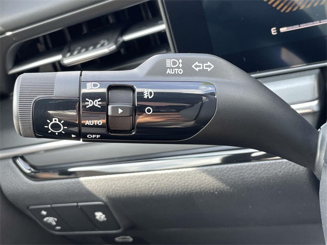 Vehicle image 32 of 37