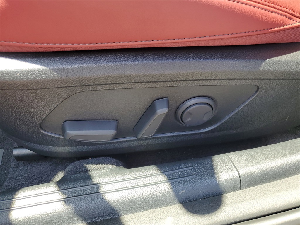 Vehicle image 25 of 30