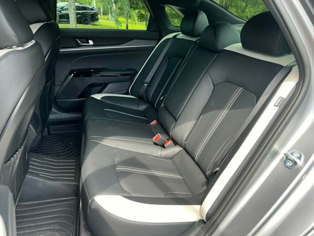 Vehicle image 10 of 11