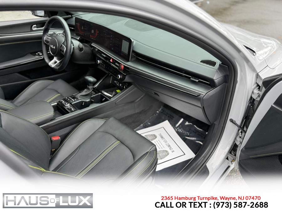 Vehicle image 21 of 42