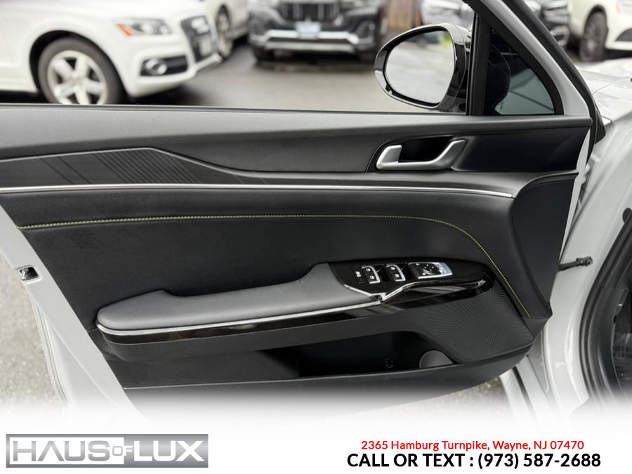 Vehicle image 18 of 42