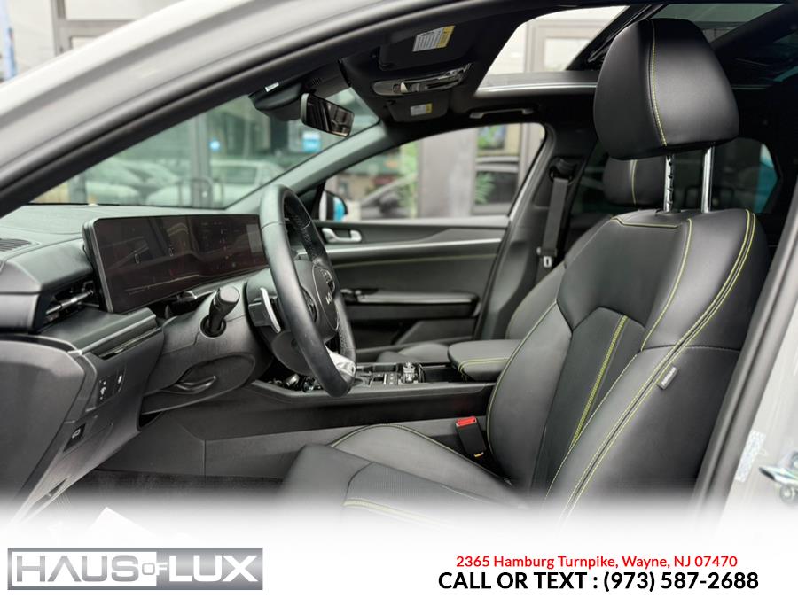 Vehicle image 17 of 42