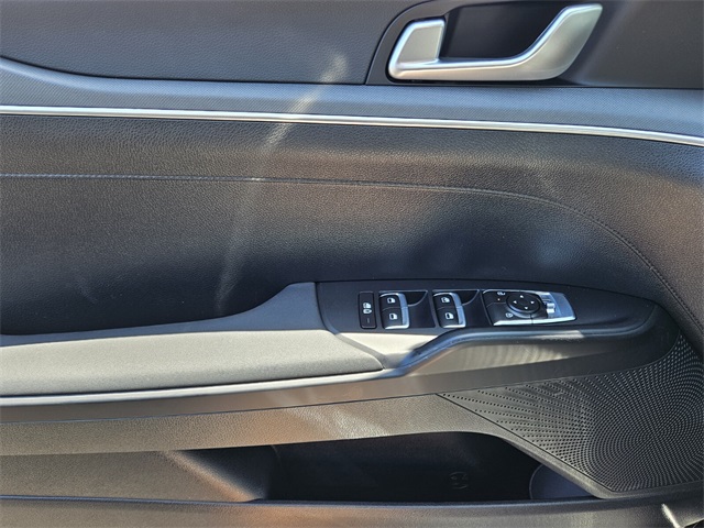 Vehicle image 17 of 22