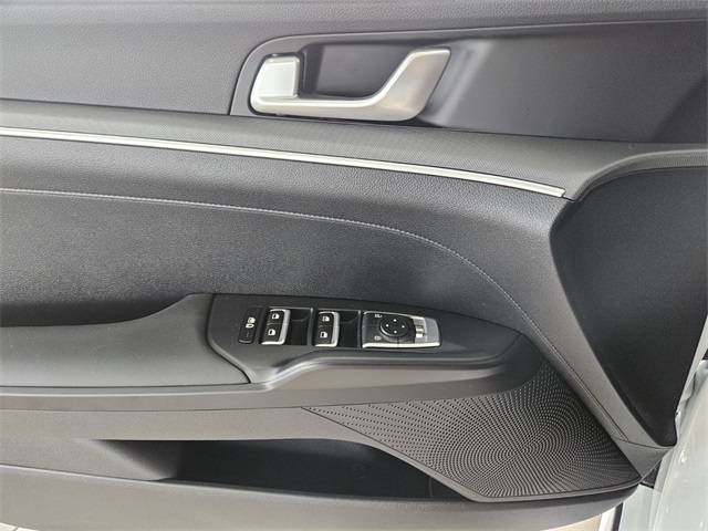 Vehicle image 14 of 20