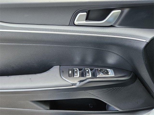 Vehicle image 16 of 22