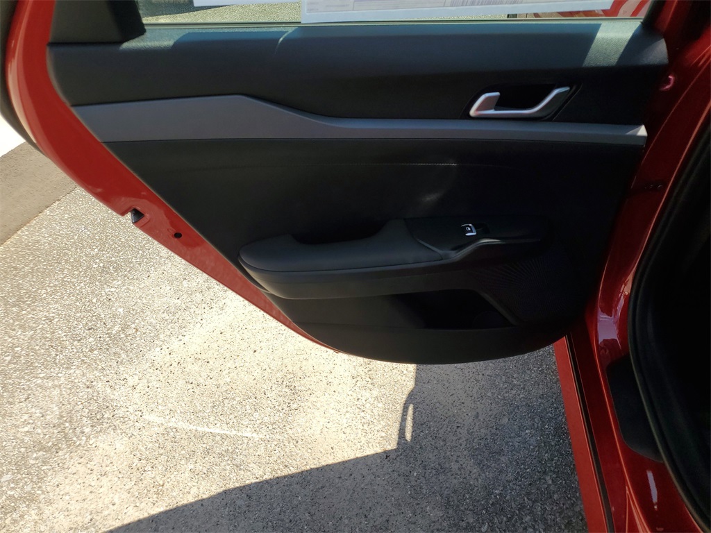 Vehicle image 21 of 27