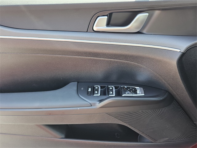 Vehicle image 18 of 22