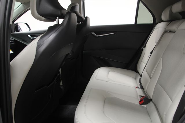 Vehicle image 18 of 44