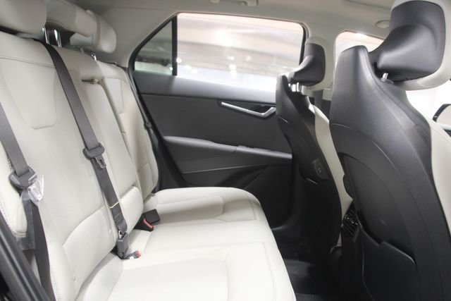 Vehicle image 21 of 44
