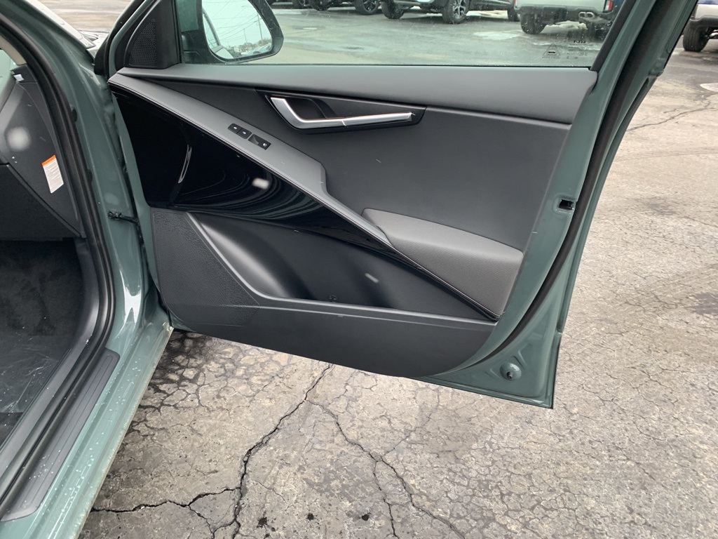 Vehicle image 29 of 32