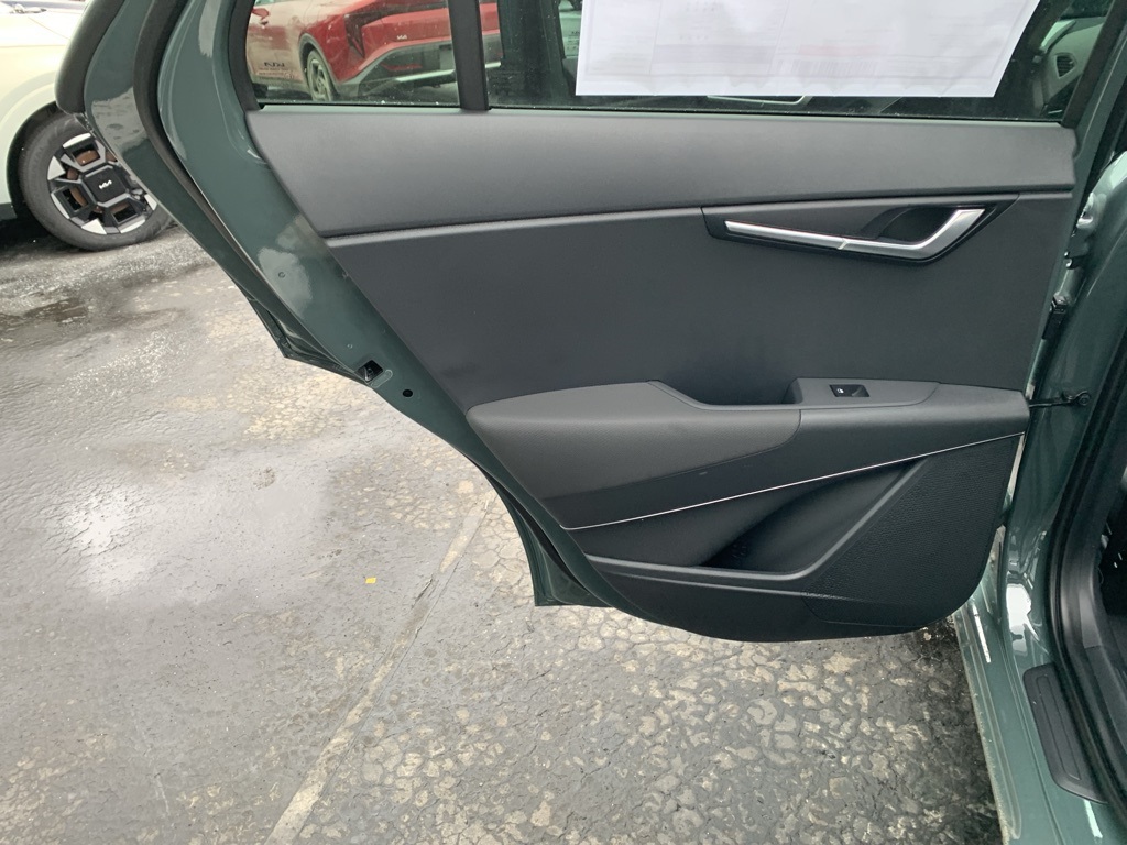 Vehicle image 28 of 32