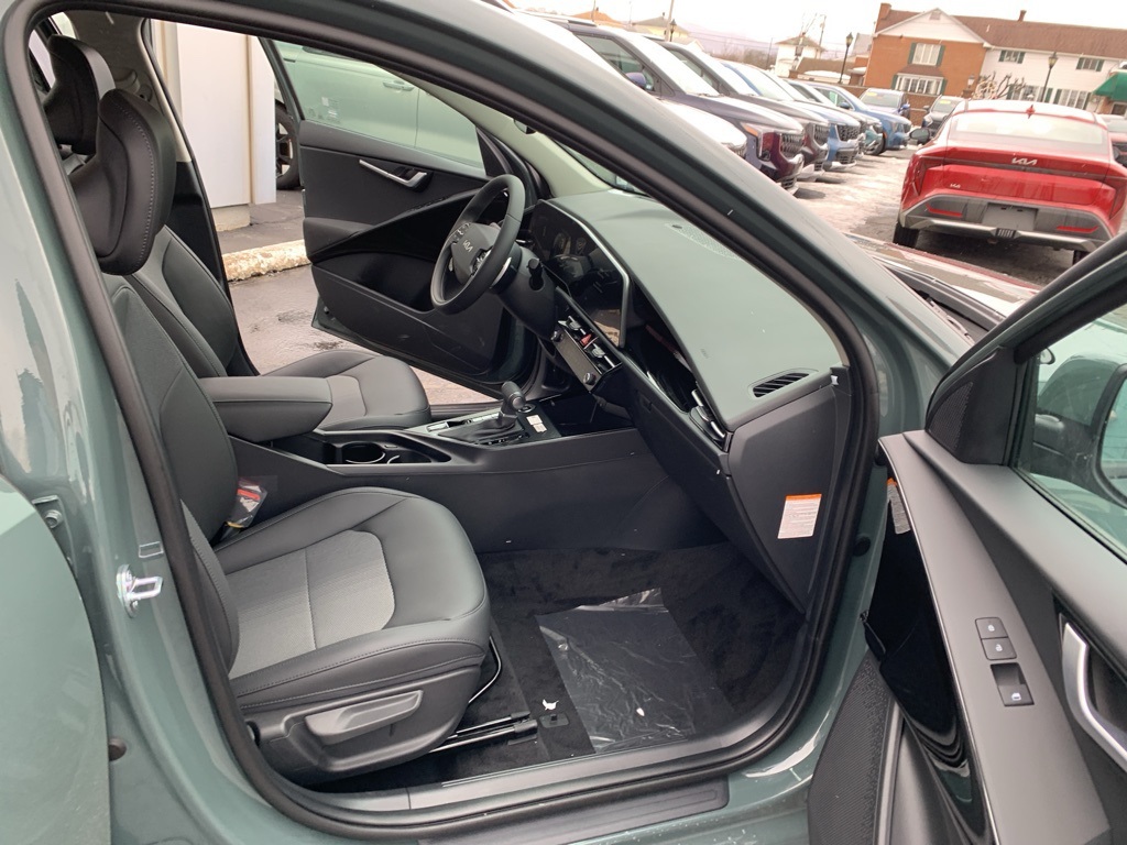 Vehicle image 24 of 32