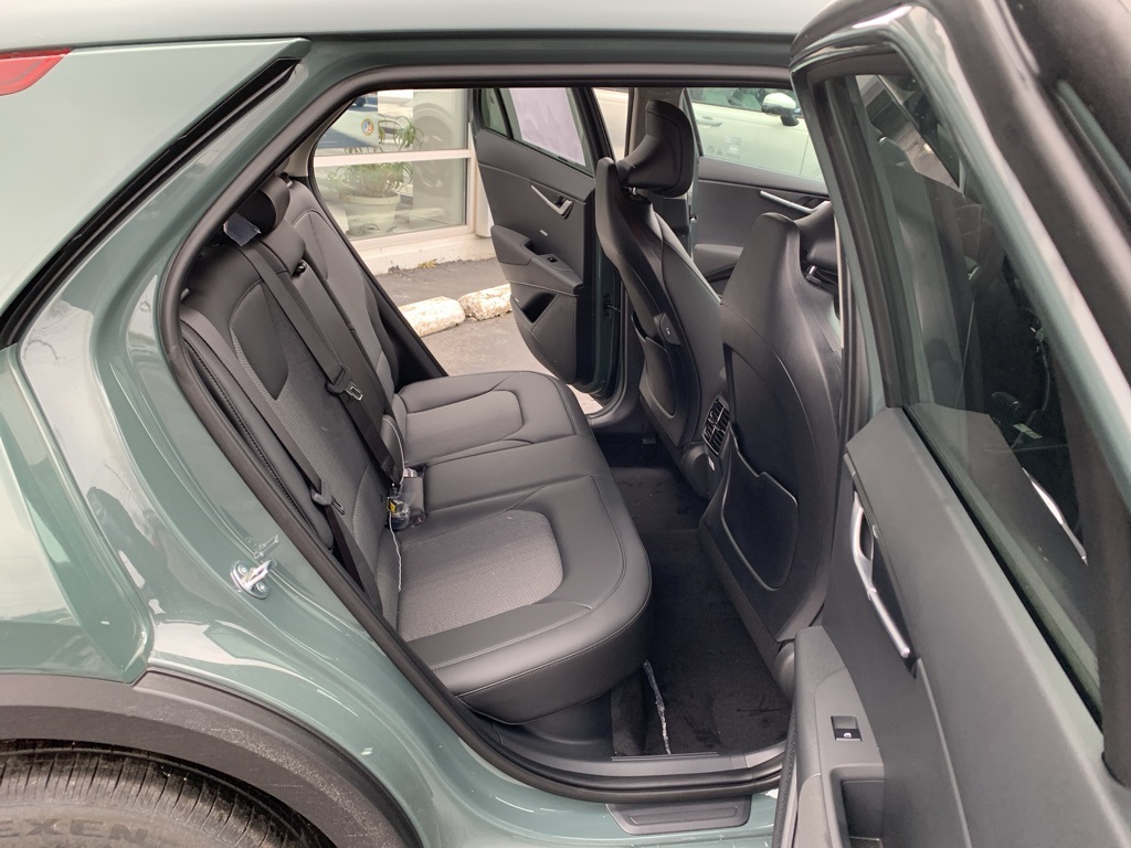 Vehicle image 25 of 32