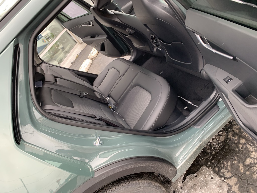 Vehicle image 23 of 32