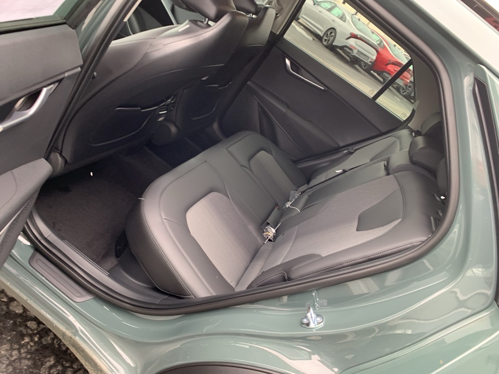 Vehicle image 21 of 32
