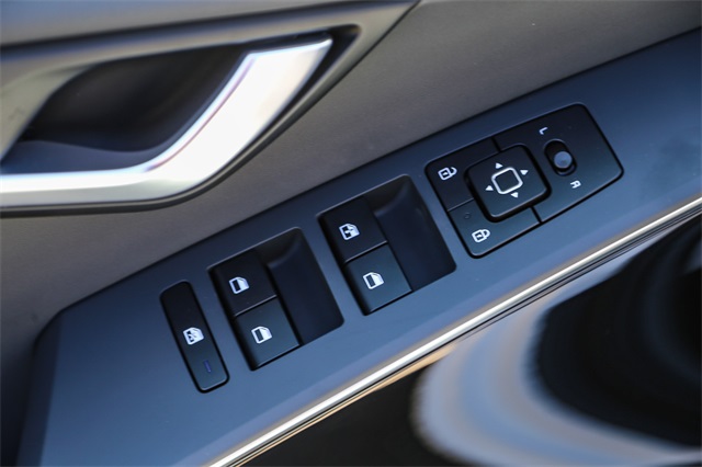 Vehicle image 23 of 26