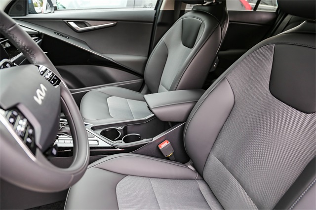 Vehicle image 16 of 25