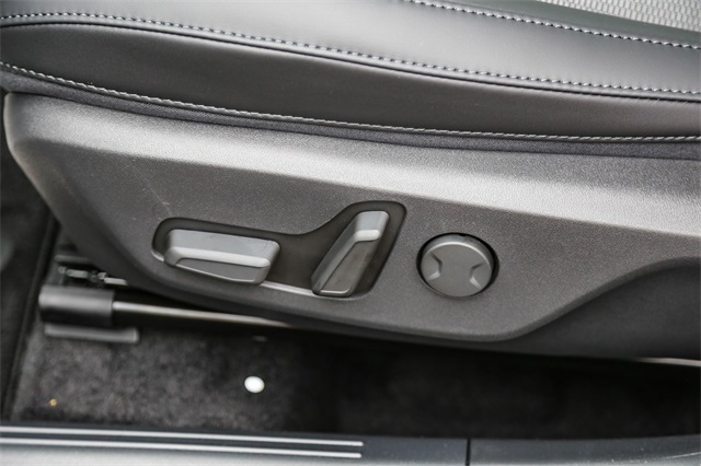 Vehicle image 21 of 25