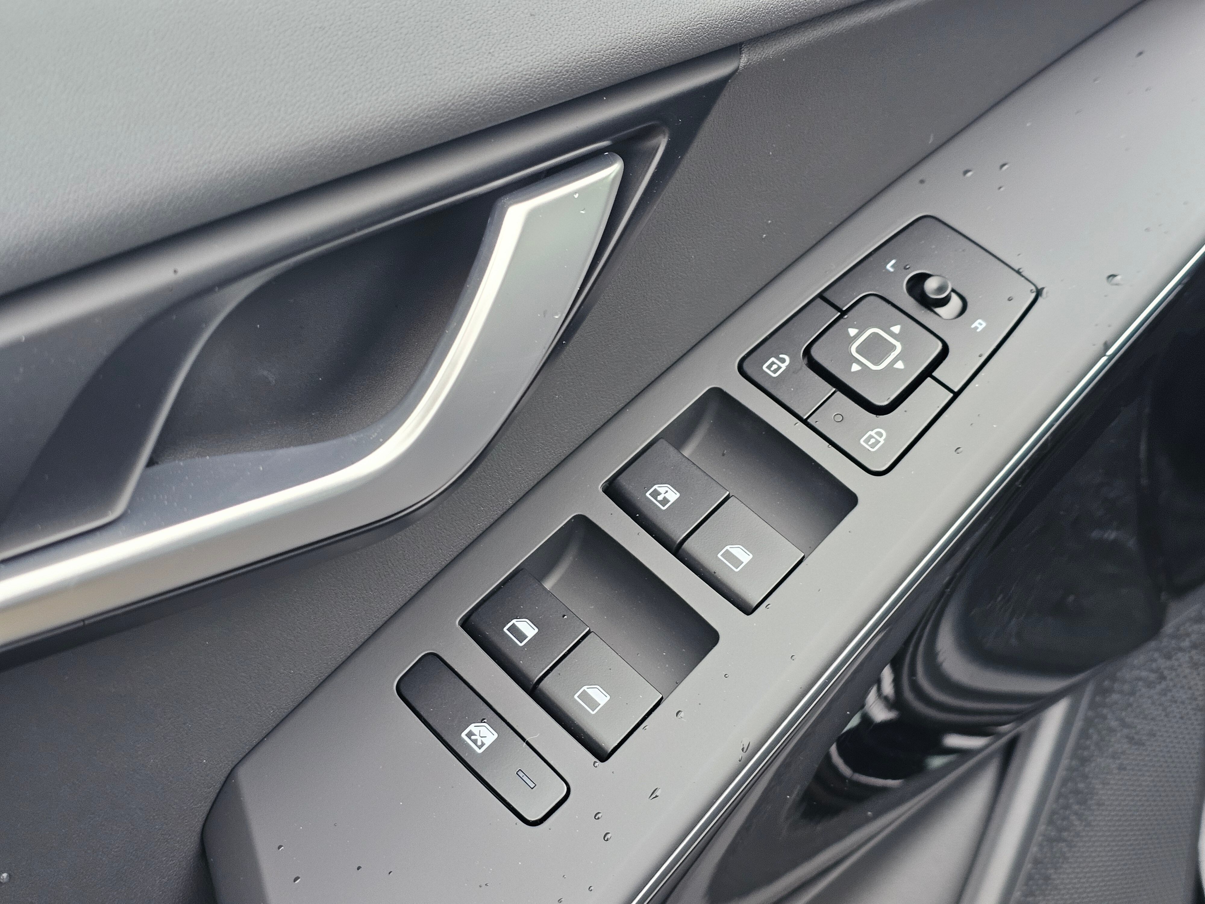 Vehicle image 33 of 35