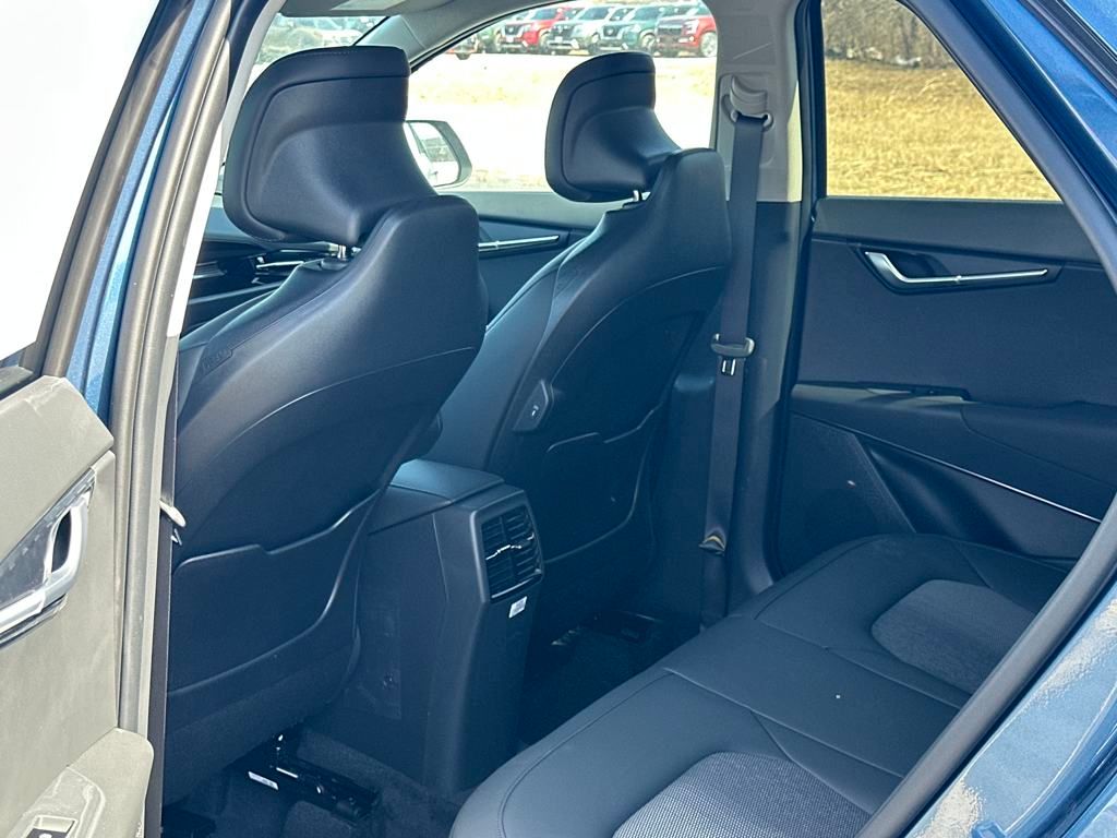 Vehicle image 13 of 33
