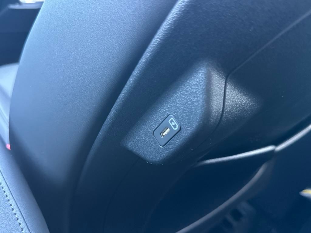 Vehicle image 25 of 33