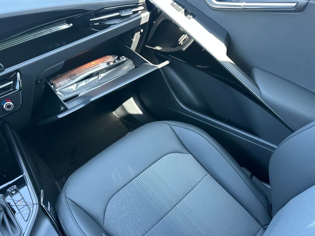 Vehicle image 23 of 33